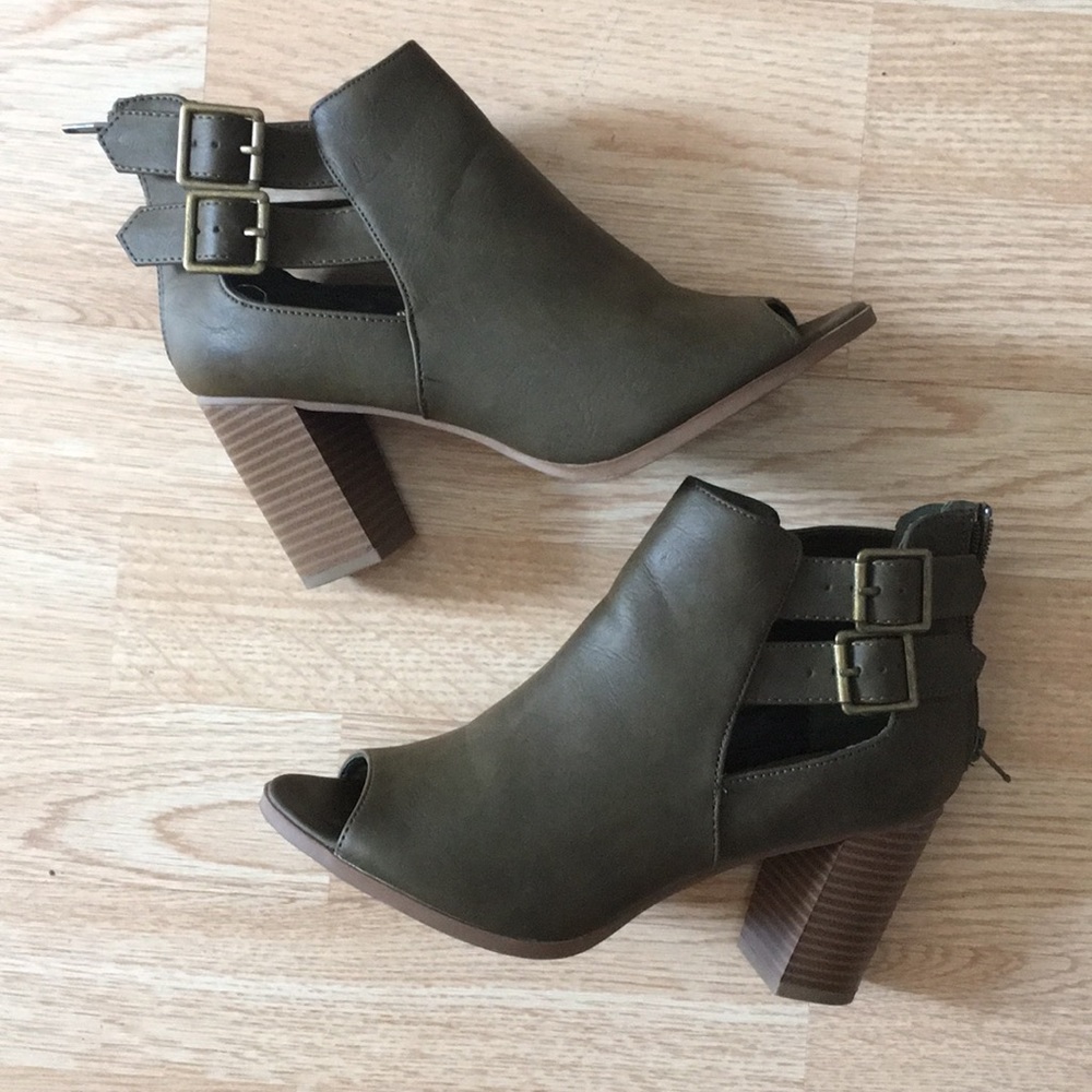 Soda Open to me booties size 7 Olive Green